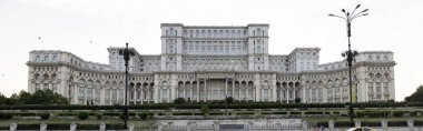 Bükreş, Romanya - 10 Ağustos 2017: Romanya'nın başkentindeparlamento sarayı