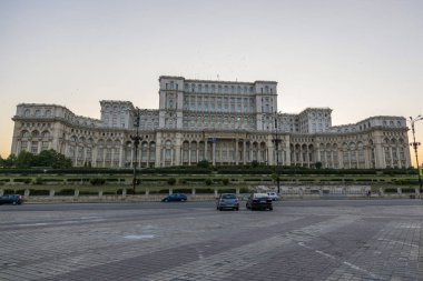 Bükreş, Romanya - 10 Ağustos 2017: Romanya'nın başkentindeparlamento sarayı