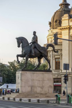 Bükreş, Romanya - 10 Ağustos 2017: Romanya'nın ilk kralı I. Carol'ın hükümdarı onuruna anıt.