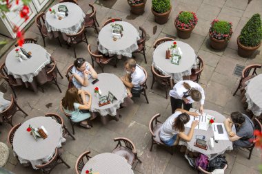Lviv, Ukrayna - 13 Ağustos 2019: Lviv'in merkezindeki İtalyan avluda bir kafeye gelen ziyaretçiler, en iyi manzara.