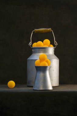 Alüminyum nesneler ve turuncu topları ile natürmort