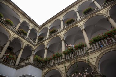 Lviv, Ukrayna - 13 Ağustos 2019: Lviv'in merkezinde İtalyan avlusu, ortaçağ mimarisi.