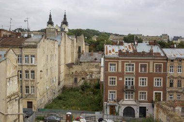 Lviv, Ukrayna - 13 Ağustos 2019: Lviv'in orta kesimindeçatıların ve eski evlerin görünümü