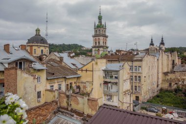 Lviv, Ukrayna - 13 Ağustos 2019: Lviv'in orta kesimindeçatıların ve eski evlerin görünümü