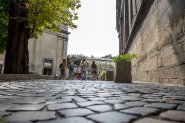 Lviv, Ukrayna - 13 Ağustos 2019: İnsanlar Lviv caddesinde kaldırımda yürürler, aşağıdan bakın.