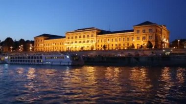 Budapeşte, Macaristan - 14 Ağustos 2019: Budapeşte'nin akşam gezintisinin bir zevk teknesinden görünümü