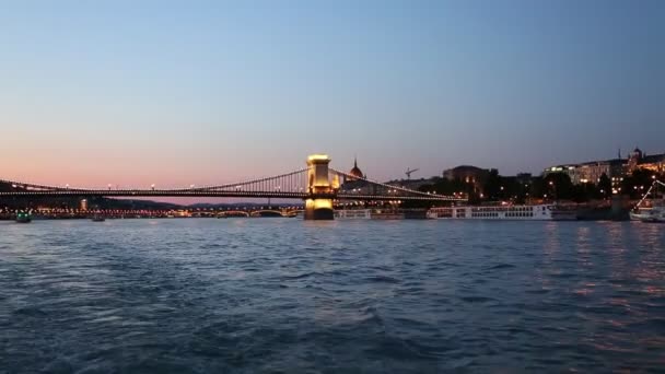 Budapest, Hungary - August 14, 2019: View of the Secheni Chain Bridge in Budapest from a pleasure boat — Stock Video