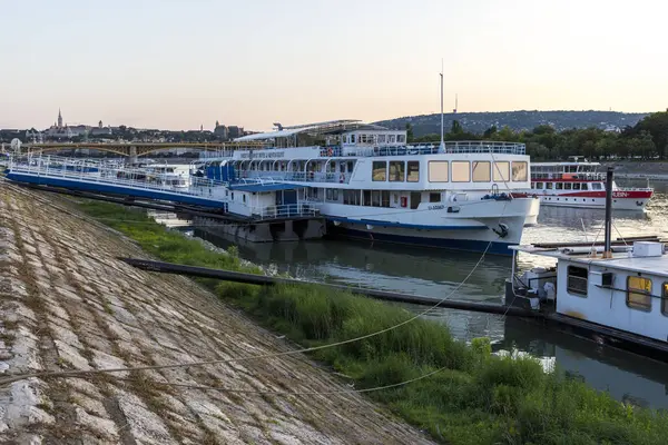 布达佩斯 匈牙利 2019年8月14日 布达佩斯海滨的码头与游艇 — 图库照片