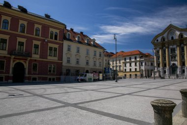 Ljubljana, Slovenya - 15 Ağustos 2019: Kongre Meydanı ve Ljubljana 'daki Ursulin Kutsal Üçlü Kilisesi