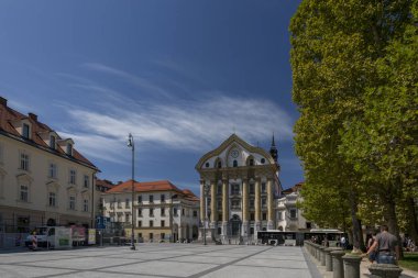 Ljubljana, Slovenya - 15 Ağustos 2019: Kongre Meydanı ve Ljubljana 'daki Ursulin Kutsal Üçlü Kilisesi