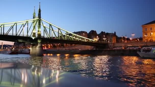 Vue du pont Liberty à Budapest depuis un bateau de plaisance — Video