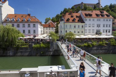 Ljubljana, Slovenya - 15 Ağustos 2019: Ljubljana Nehri 'nin Ljubljana nehrinin manzarası