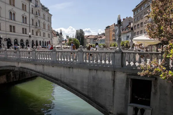 Ljubljana, Slovenya - 15 Ağustos 2019: Ljubljana'daki Ljubljanica Nehri üzerindeki köprü