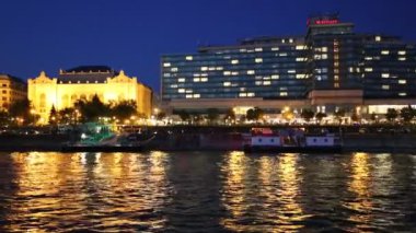 Bir zevk teknesinden Budapeşte'nin akşam gezintisinin manzarası
