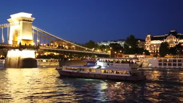 Budapeşte'deki Secheni Zincir Köprüsü'nün bir zevk teknesinden görünümü — Stok video