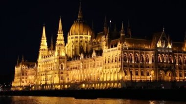 Budapeşte'de Macar Parlamentosu binasının bir zevk teknesinden görünümü