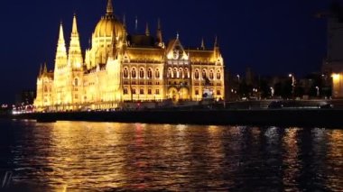 Budapeşte'de Macar Parlamentosu binasının bir zevk teknesinden görünümü