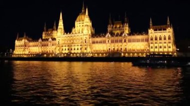 Budapeşte'de Macar Parlamentosu binasının bir zevk teknesinden görünümü