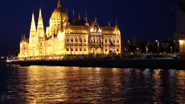 Вид на здание венгерского парламента в Будапеште с прогулочной лодки — стоковое видео