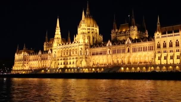 Vista do edifício do Parlamento húngaro em Budapeste a partir de um barco de recreio — Vídeo de Stock