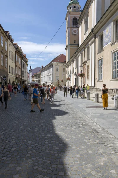 卢布尔雅那 斯洛文尼亚 2019年8月15日 卢布尔雅那市街道上的居民和客人 — 图库照片