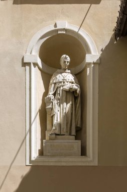 Ljubljana, Slovenya - 15 Ağustos 2019: Ljubljana'daki Aziz Nikolaos Katedrali'nin cephesinde ortaçağ ilahiyatçısı St. Bonaventure (Giovanni Fidanza) heykeli