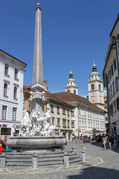 Lubiana Slovenia Agosto 2019 Giovani Con Chitarra Rilassano Sui Gradini — Foto Stock