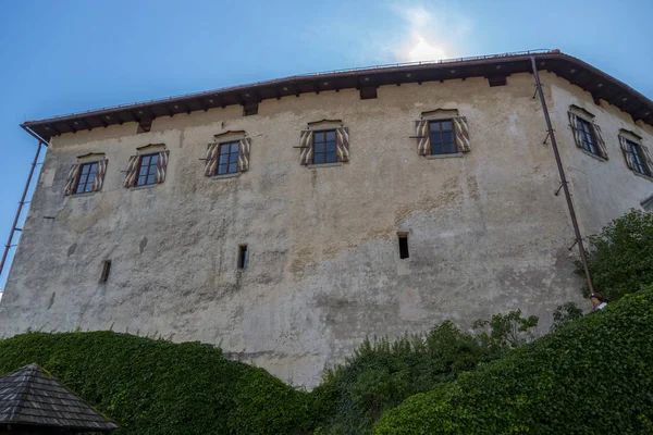 Bled, Slovenië-15 augustus 2019: muren van een oud kasteel aan de — Stockfoto