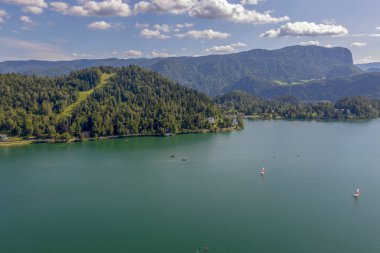 Bled, Slovenya - 15 Ağustos 2019: Slovenya'daki Bled Gölü kıyısındaki Bled şehrinin görünümü