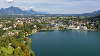 Bled, Slovenya - 15 Ağustos 2019: Slovenya'daki Bled Gölü kıyısındaki Bled şehrinin görünümü