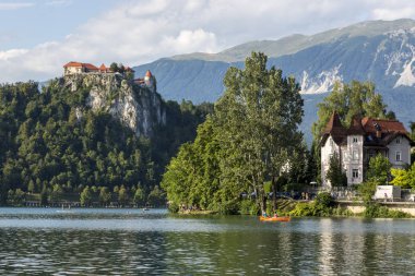 Bled, Slovenya - 15 Ağustos 2019: Slovenya'da eski kale ve Bled Gölü manzarası