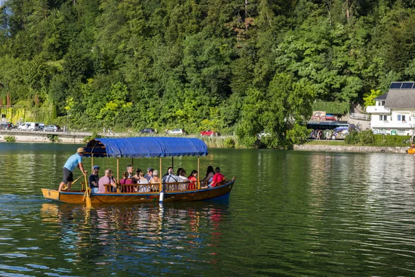 布莱德 斯洛文尼亚 2019年8月15日 在斯洛文尼亚布莱德湖与游客一起乘坐游船 — 图库照片