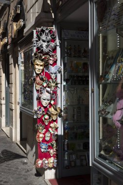 Roma, İtalya - 16 Ağustos 2019: Roma'nın merkezindeki bir dükkanda hatıra Venedik maskeleri satışı