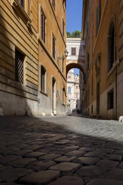 Roma, İtalya - 16 Ağustos 2019: Roma'nın orta kesiminde bir caddenin görünümü