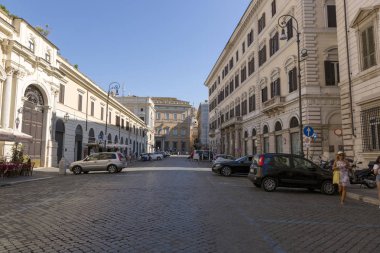 Roma, İtalya - 16 Ağustos 2019: Roma'nın orta kesiminde bir caddenin görünümü