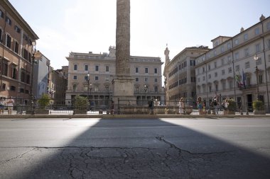 Roma, İtalya - 16 Ağustos 2019: Marcus Aurelius'un Roma'nın merkezindeki Piazza Colonna'daki sütunu