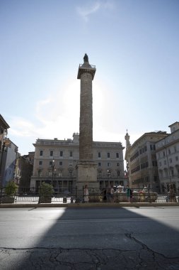 Roma, İtalya - 16 Ağustos 2019: Marcus Aurelius'un Roma'nın merkezindeki Piazza Colonna'daki sütunu