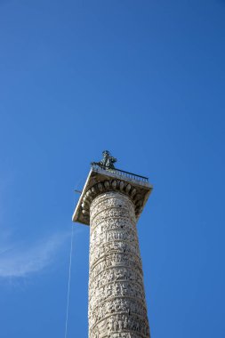 Roma, İtalya - 16 Ağustos 2019: Marcus Aurelius'un Roma'nın merkezindeki Piazza Colonna'daki sütunu