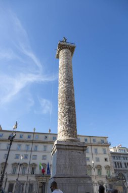 Roma, İtalya - 16 Ağustos 2019: Marcus Aurelius'un Roma'nın merkezindeki Piazza Colonna'daki sütunu