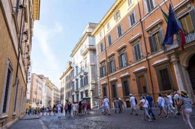 Roma, İtalya - 16 Ağustos 2019: Roma'nın merkezinde bir sokakta bir turist grubu