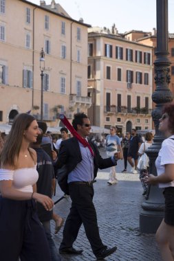 Roma, İtalya - 16 Ağustos 2019: Dört Nehir Çeşmesi yakınlarındaki Piazza Navona'daki turistler.