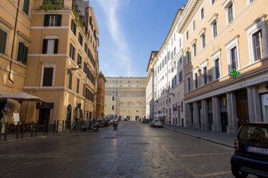 Roma, İtalya - 16 Ağustos 2019: Roma'nın merkezindeki bir caddenin görünümü