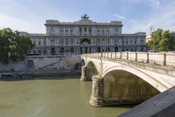 Рим, Италия - 16 августа 2019 года: Вид на мост через реку Тибр и Верховный суд Италии в Риме
