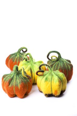 Cadılar Bayramı 'nı kutlamak için el yapımı yün kabaklar.