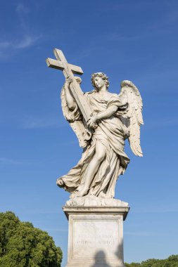 Roma, İtalya - 16 Ağustos 2019: Roma 'daki Tiber Nehri' nin karşısındaki Kutsal Melek köprüsünde bir melek heykeli