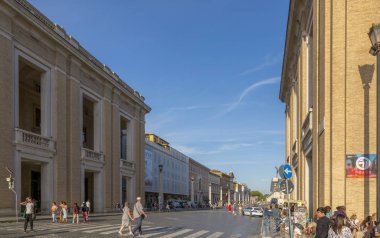 Roma, İtalya - 16 Ağustos 2019: Via della Conciliazione 'nin Roma' daki St. Peter Meydanı önündeki manzarası