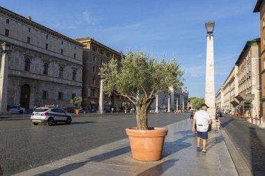 Roma, İtalya - 16 Ağustos 2019: Via della Conciliazione 'nin Roma' daki St. Peter Meydanı önündeki manzarası