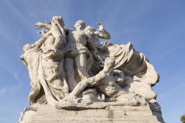 Roma, İtalya - 16 Ağustos 2019: Roma 'daki Tiber Nehri üzerindeki Victor Emmanuel II köprüsündeki mermer kompozisyon, özgürlük ve birliği simgeliyor.