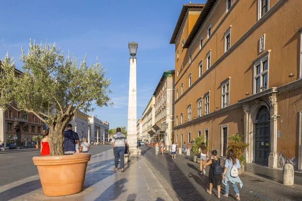 Roma Italia Agosto 2019 Gente Della Conciliazione Frente Plaza San — Foto de Stock