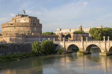 Roma, İtalya - 16 Ağustos 2019: Kutsal Melek ve Köprü Şatosu - Roma 'nın merkezindeki Tiber Nehri kıyısındaki mimari anıtlar